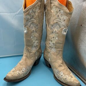 Corral women 9.5 embroidered floral cowgirl boots A3521